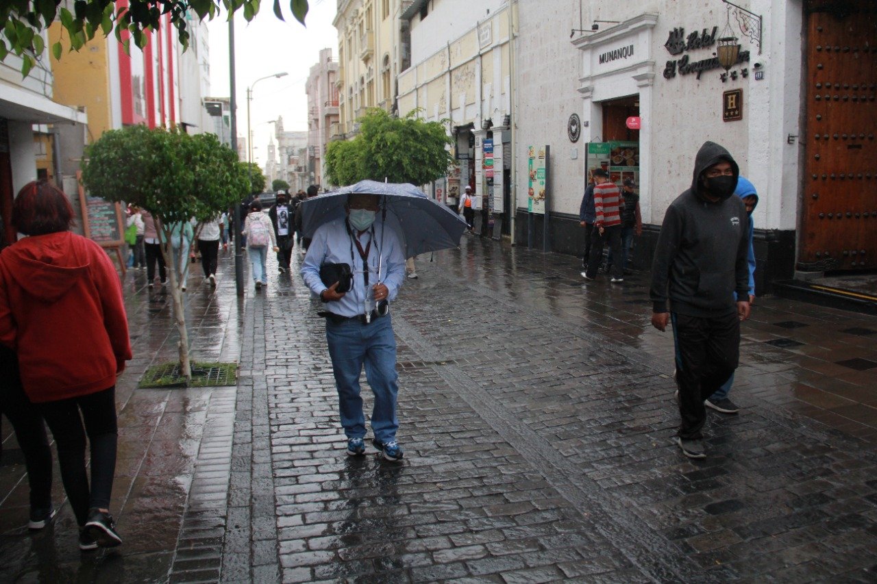 Fuerte lluvia sorprendió a los arequipeños en  distintos distritos