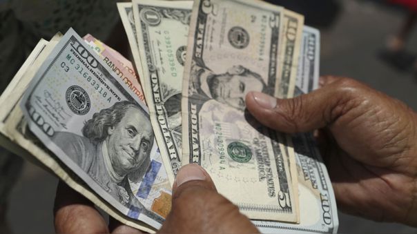 Dólar cayó a su nivel más bajo en casi tres meses