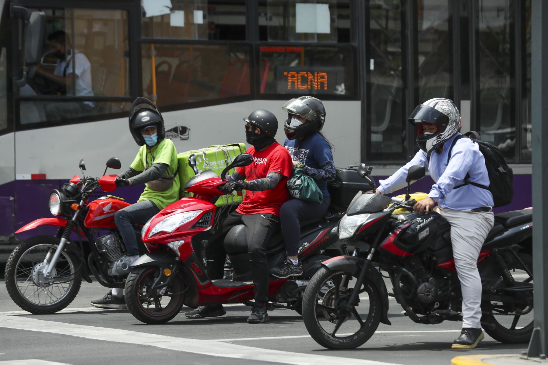 PCM aprobó proyecto para prohibir que 2 personas viajen