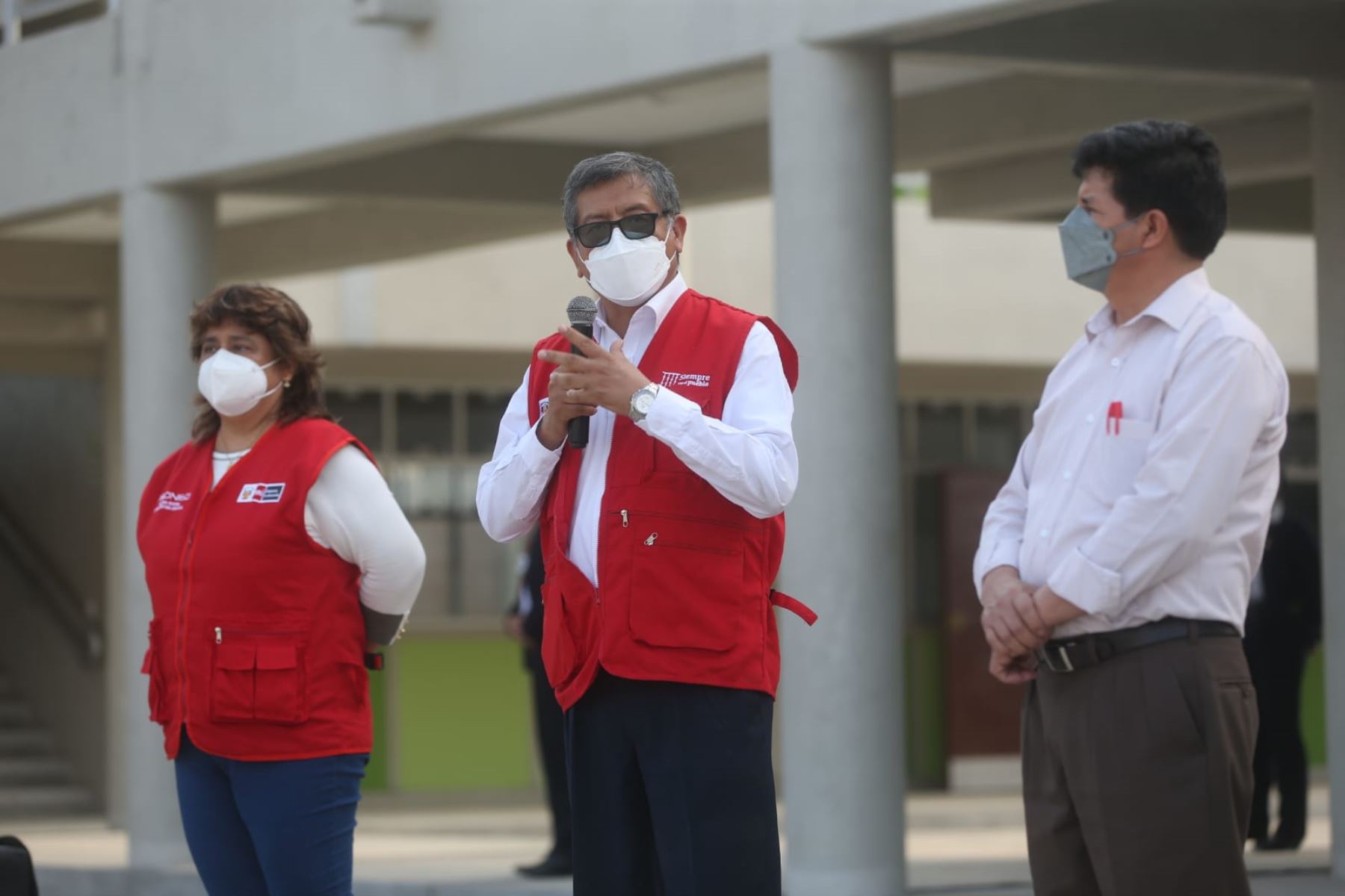 Serna: «Educación requiere el trabajo conjunto de todos»