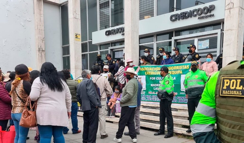 Ahorristas de Credicoop duermen en las puertas para evitar pago a ex trabajadores