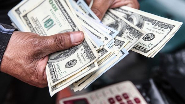 Dólar cayó a su nivel más bajo en casi nueve meses