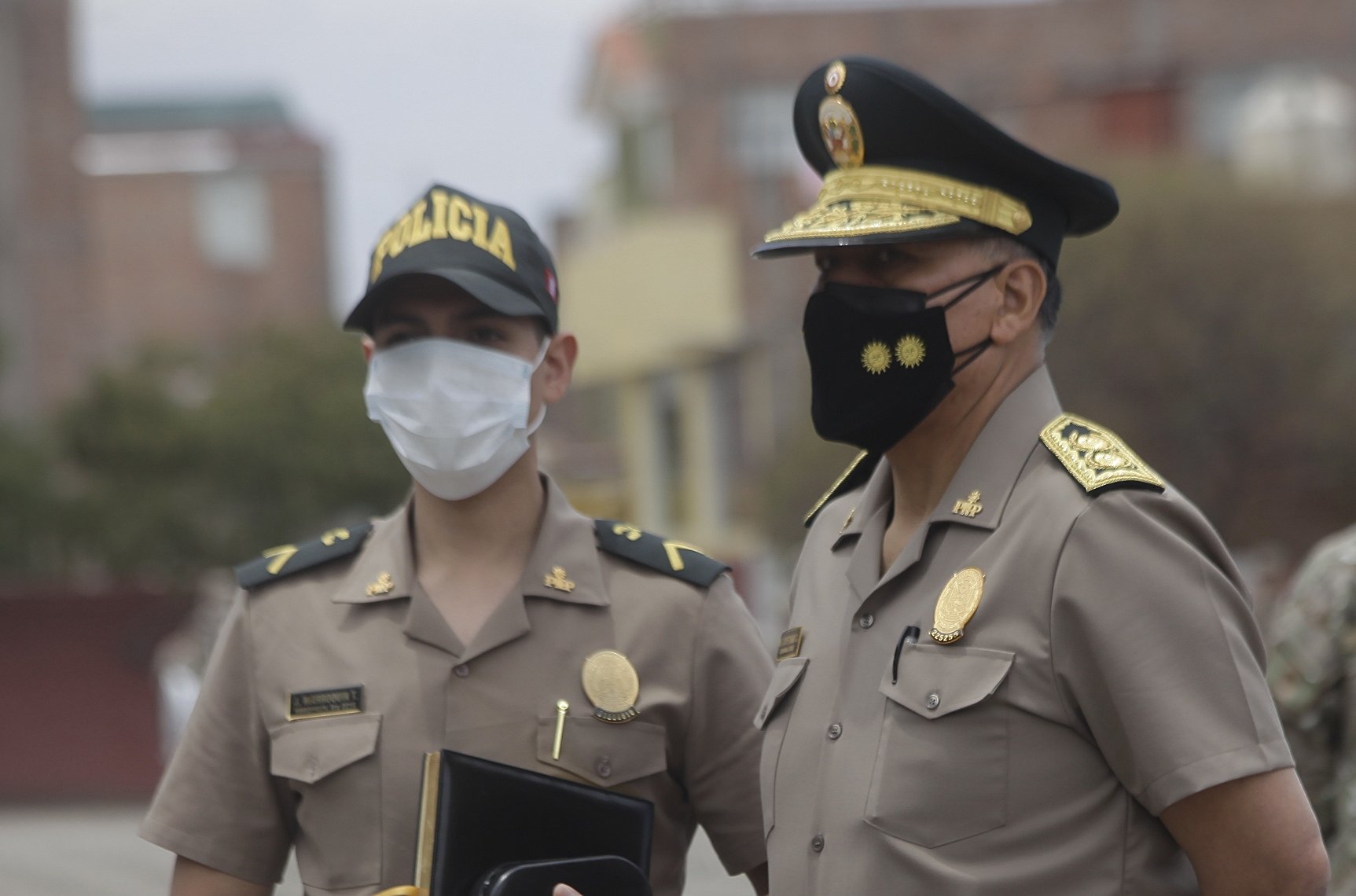 Capturan a policía después que disparó 2 veces a taxi