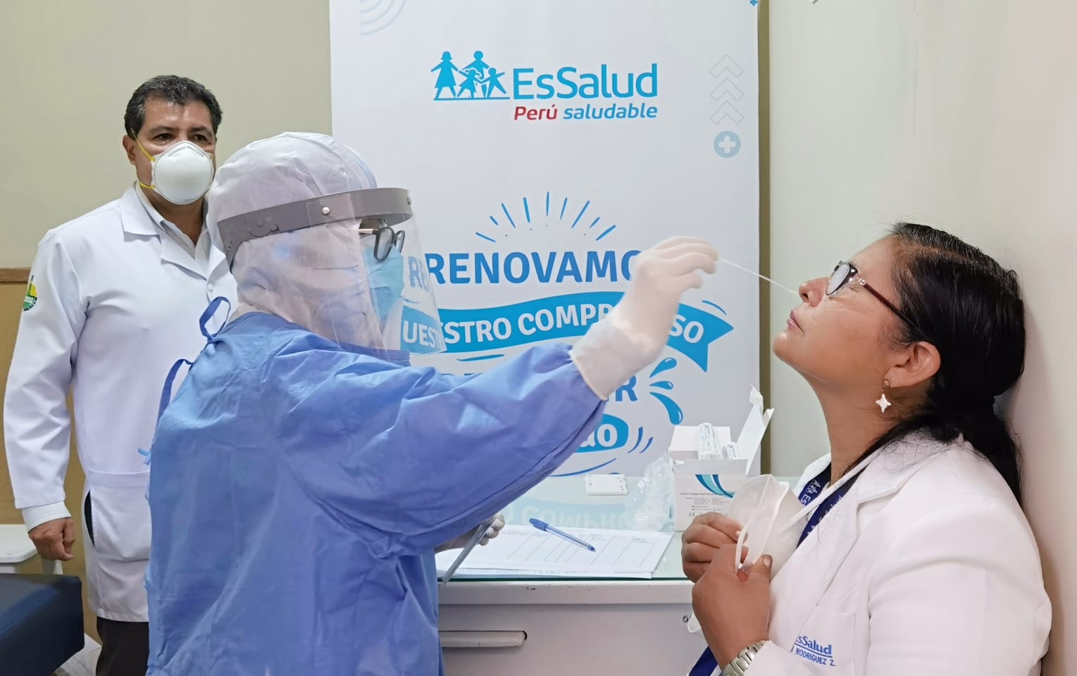 Laboratorio de EsSalud triplica atenciones para descarte COVID-19