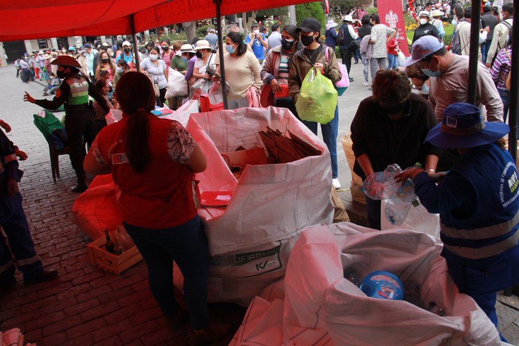 Toneladas de material de reciclaje fueron cambiadas por 1500 plantas