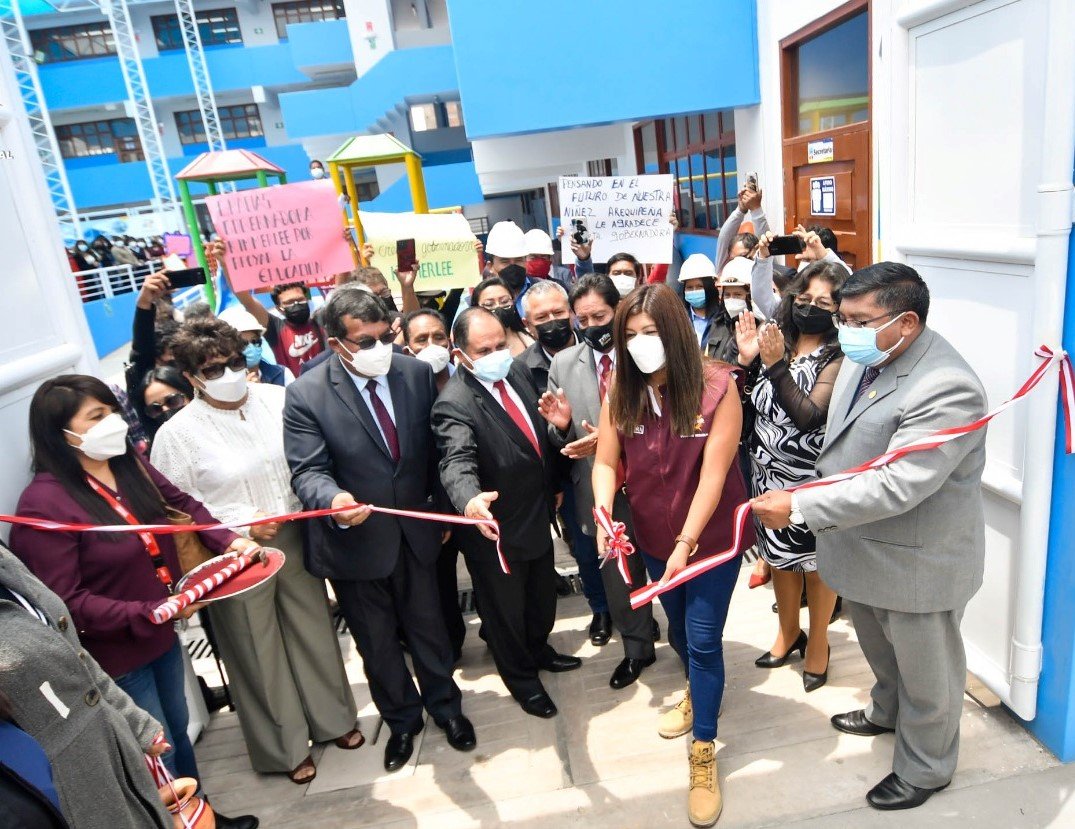 Entregan obra del colegio Augusto Salazar Bondy