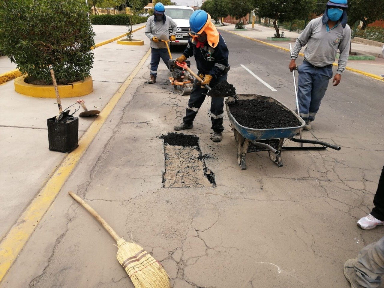 Realizan parchado de vías calles y avenidas de Cayma