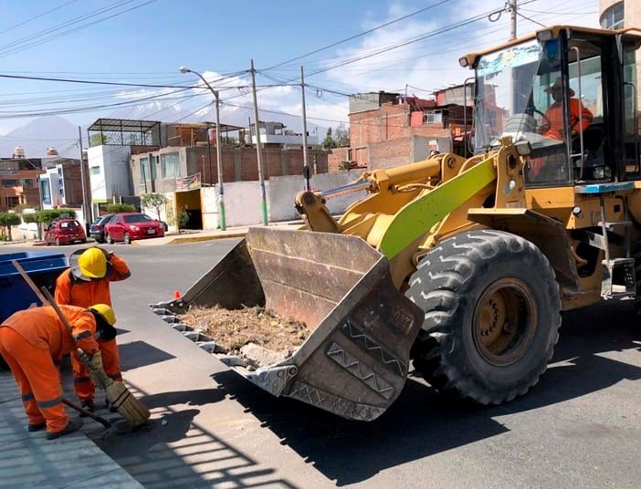 Retiran escombros en calles Rosaspata y Comandante Canga