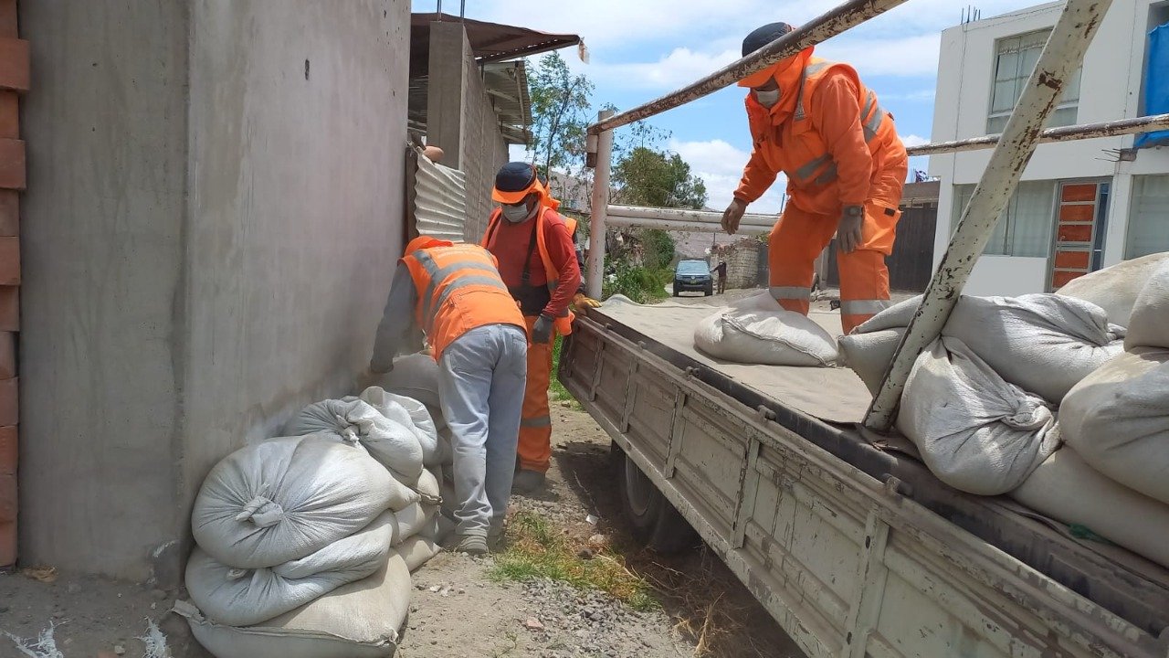 Defensa Civil entrega sacos terreros en Socabaya