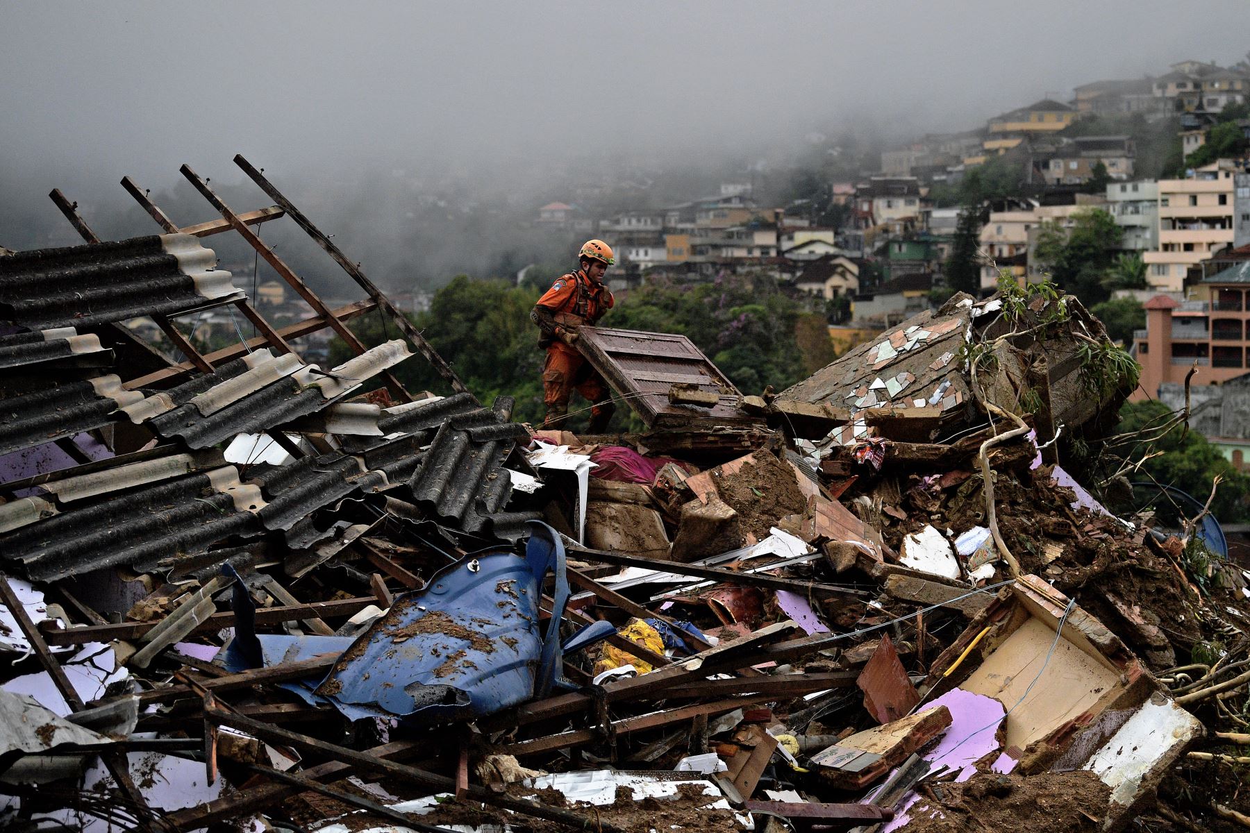 Suben a 38 muertos por inundaciones y deslizamientos en el Brasil