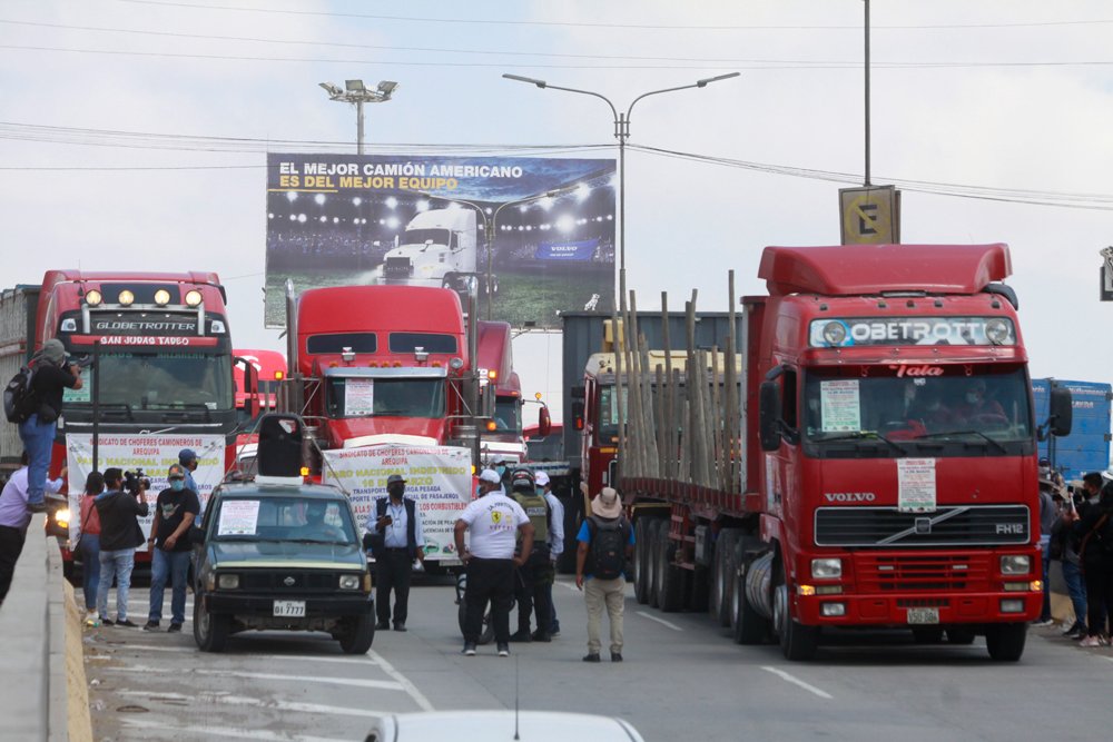 División entre transportistas de carga debilita el paro del lunes