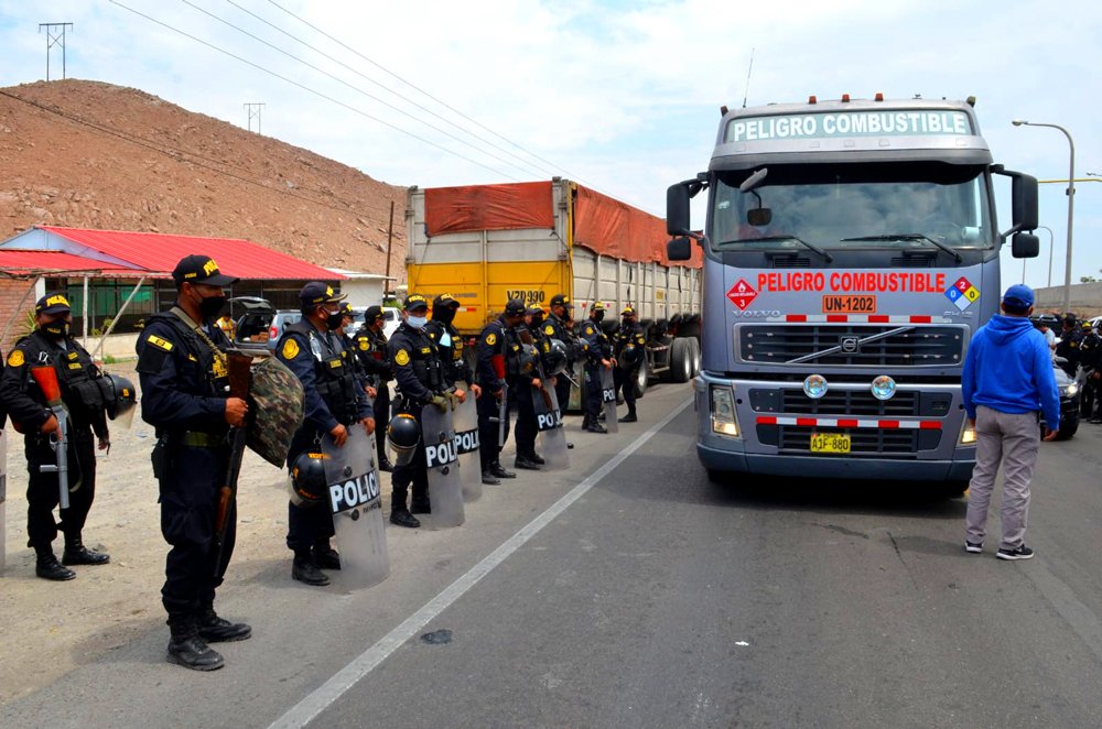 Transportistas de carga pesada restringen tránsito en kilómetro 48