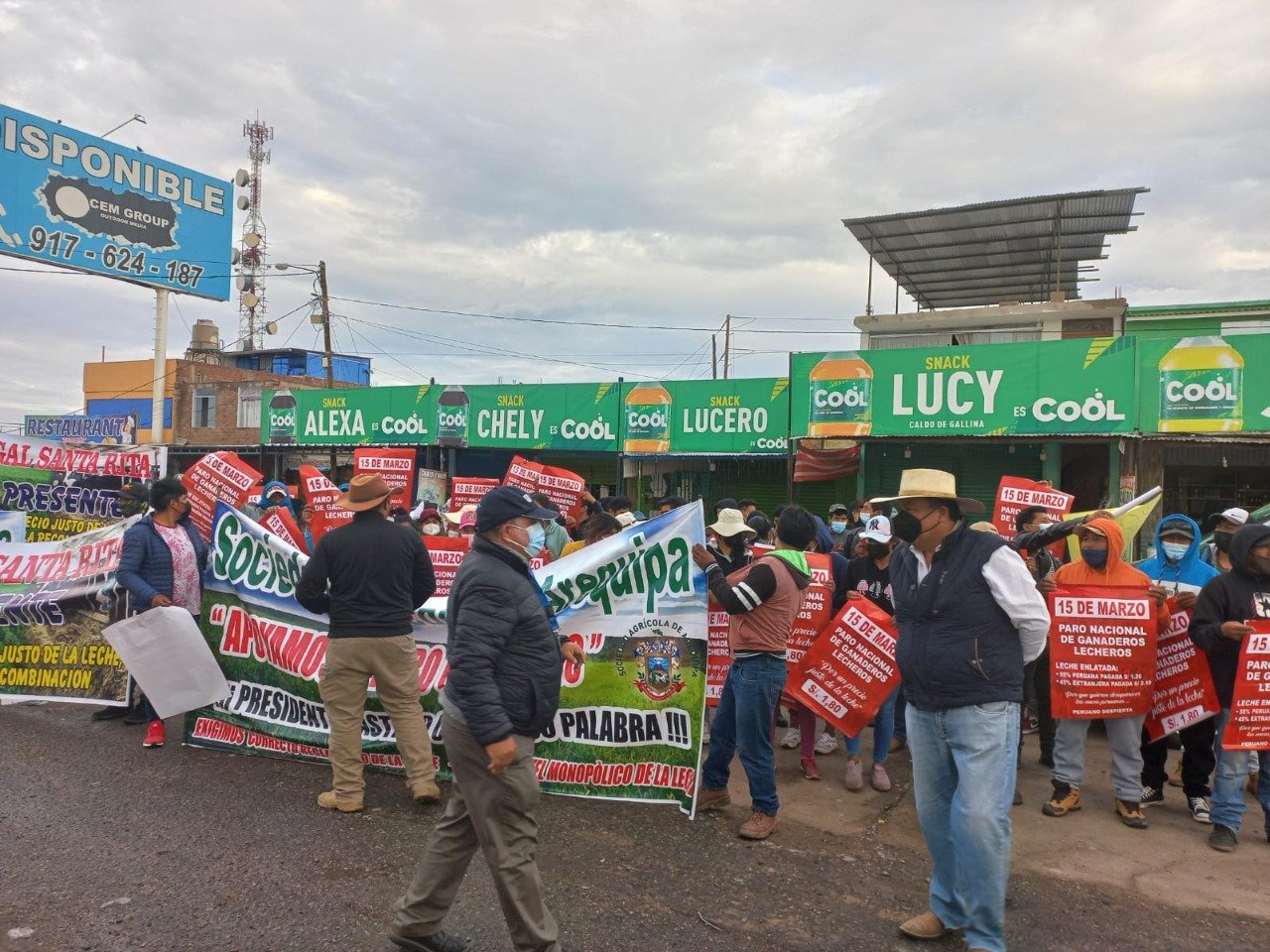 Ganaderos lecheros bloquearon la carretera Panamericana