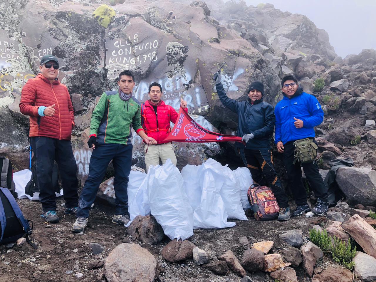 Montañistas recolectan más de 60  kilos de basura del Misti