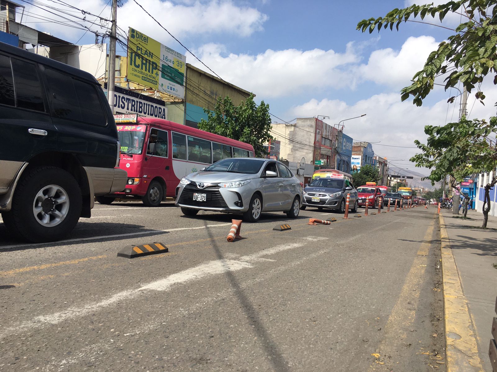 Congestión, pistas en mal estado, basura e informales  en el Cercado