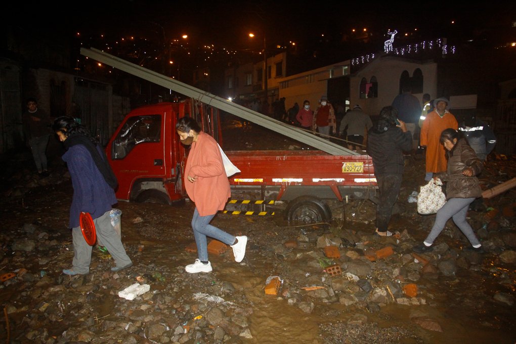 Lluvias intensas afectan 80 casas y 880 metros de vía