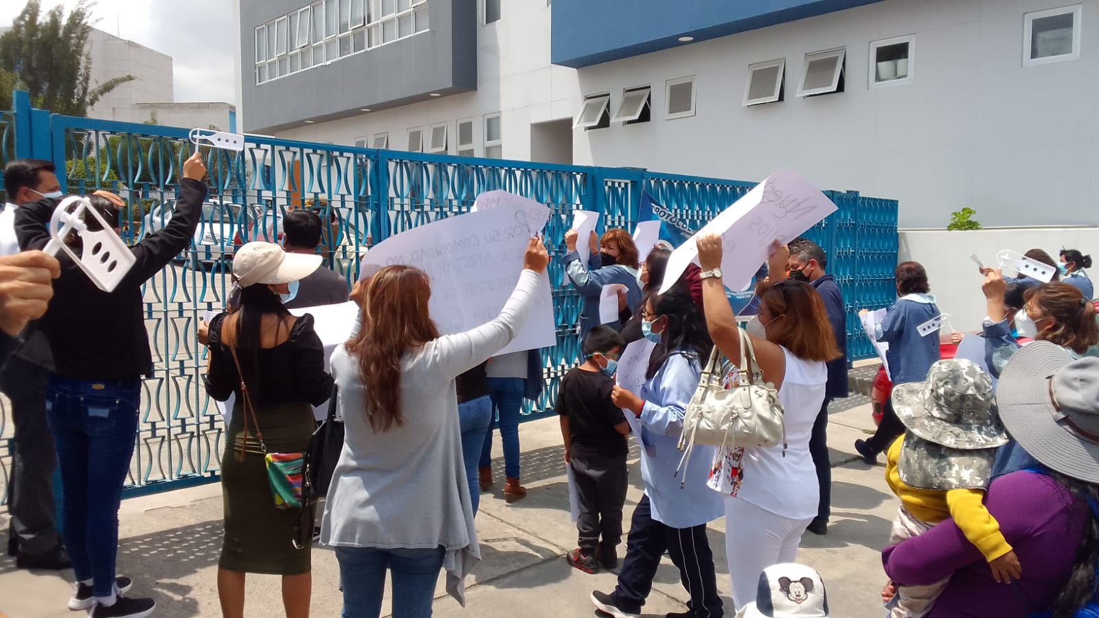 Padres y docentes protestan por local de cuna en Essalud