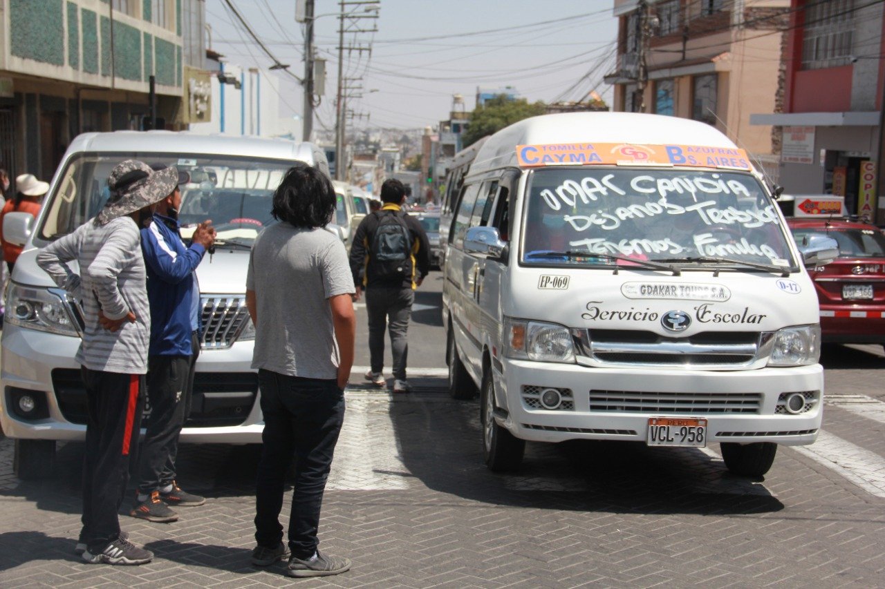 Denuncian que buses informales siguen laborando en el SIT