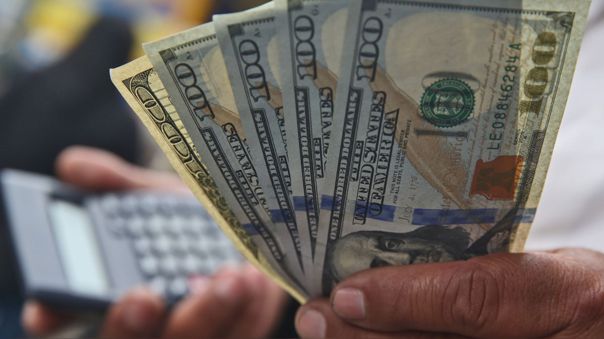 Precio de dólar retrocede al cierre de ayer lunes 28