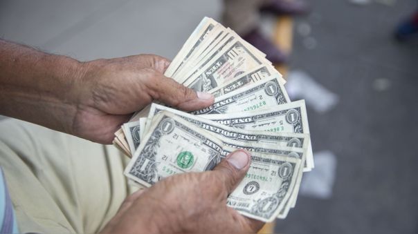 Precio del dólar inició la semana al alza