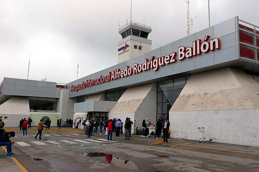 Protestas y maltrato a pasajeros en aeropuerto por suspensión de vuelos