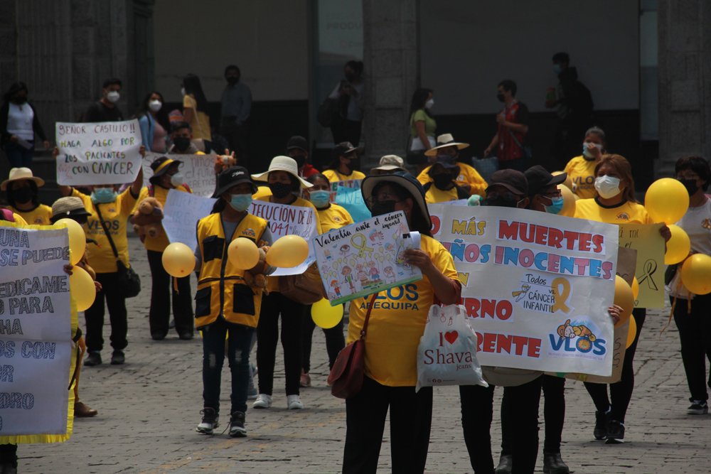 Padres de niños con cáncer piden apoyo económico al gobierno