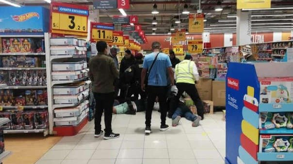 Policía que intentó asaltar minimarket fue enviada a prisión