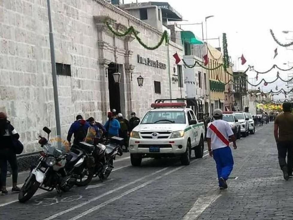 Policías siguen usando calles del Cercado como estacionamiento