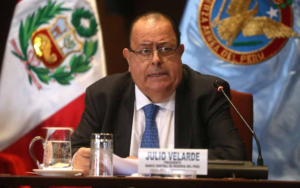 Velarde: «Es un error subir el sueldo mínimo por cálculo político»