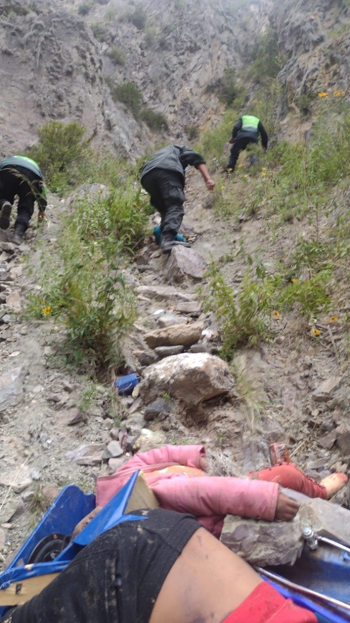 Familia entera fallece tras despiste y caída de vehículo a abismo en Chivay