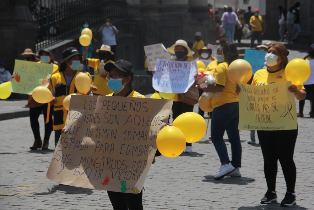 Padres de niños con cáncer piden apoyo económico