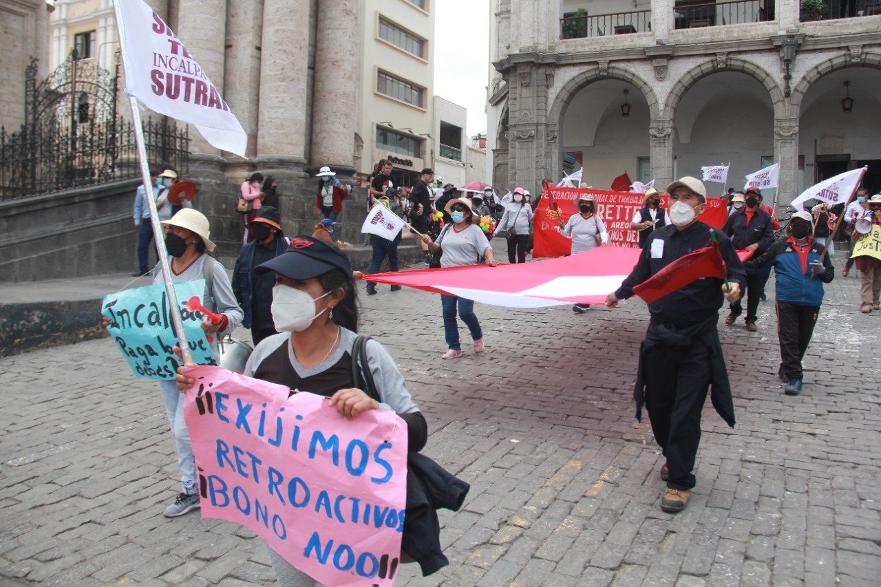 Trabajadores de Incalpaca exigen mejores condiciones laborales