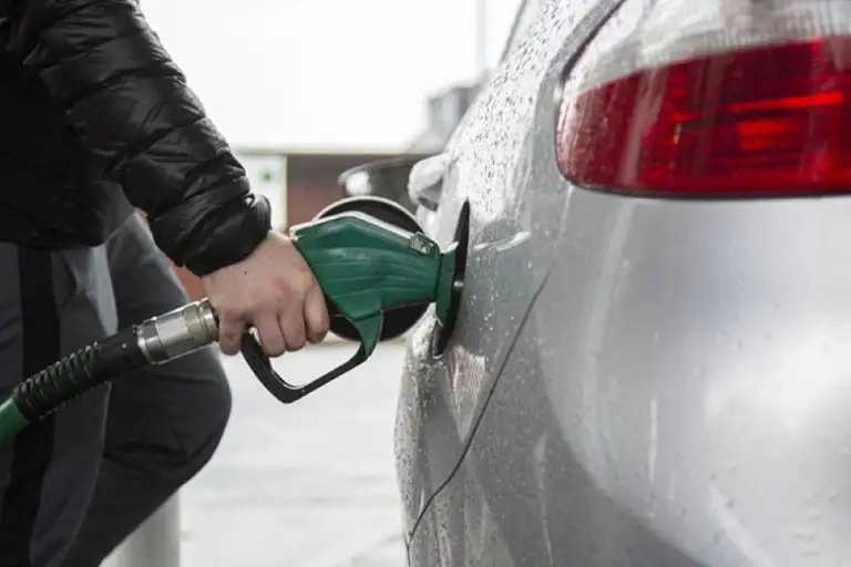 Cómo estirar tu dinero en la estación de gasolina