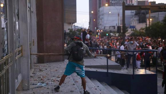 Violencia, caos y destrozos dejan marchas contra Castillo