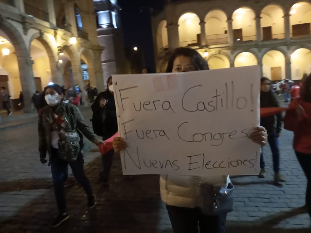 Ciudadanos marchan exigiendo renuncia del presidente Castillo