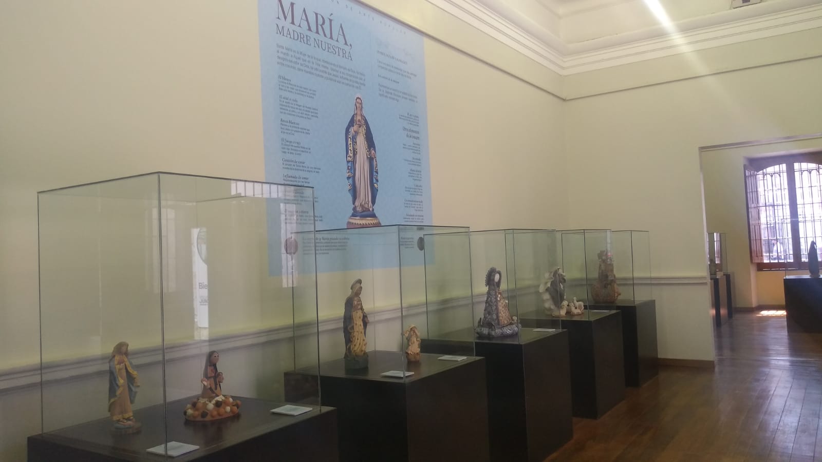 Virgen María en exposición conn diversos materiales y a manos de expertosn artesanos