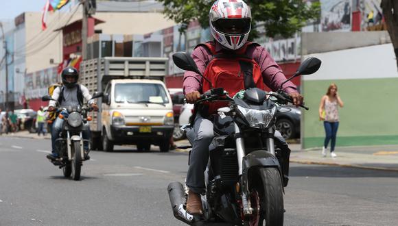 Motociclistas continúan circulando con licencias falsas