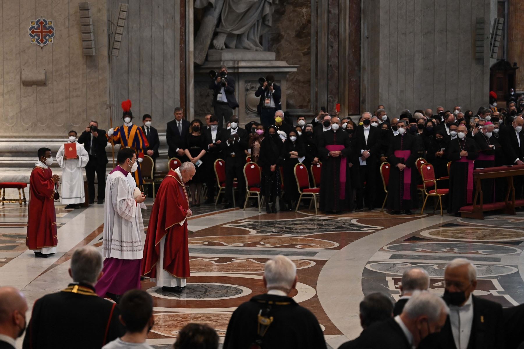 El Papa presidió la Pasión de Cristo sin postrarse en la basílica vaticana