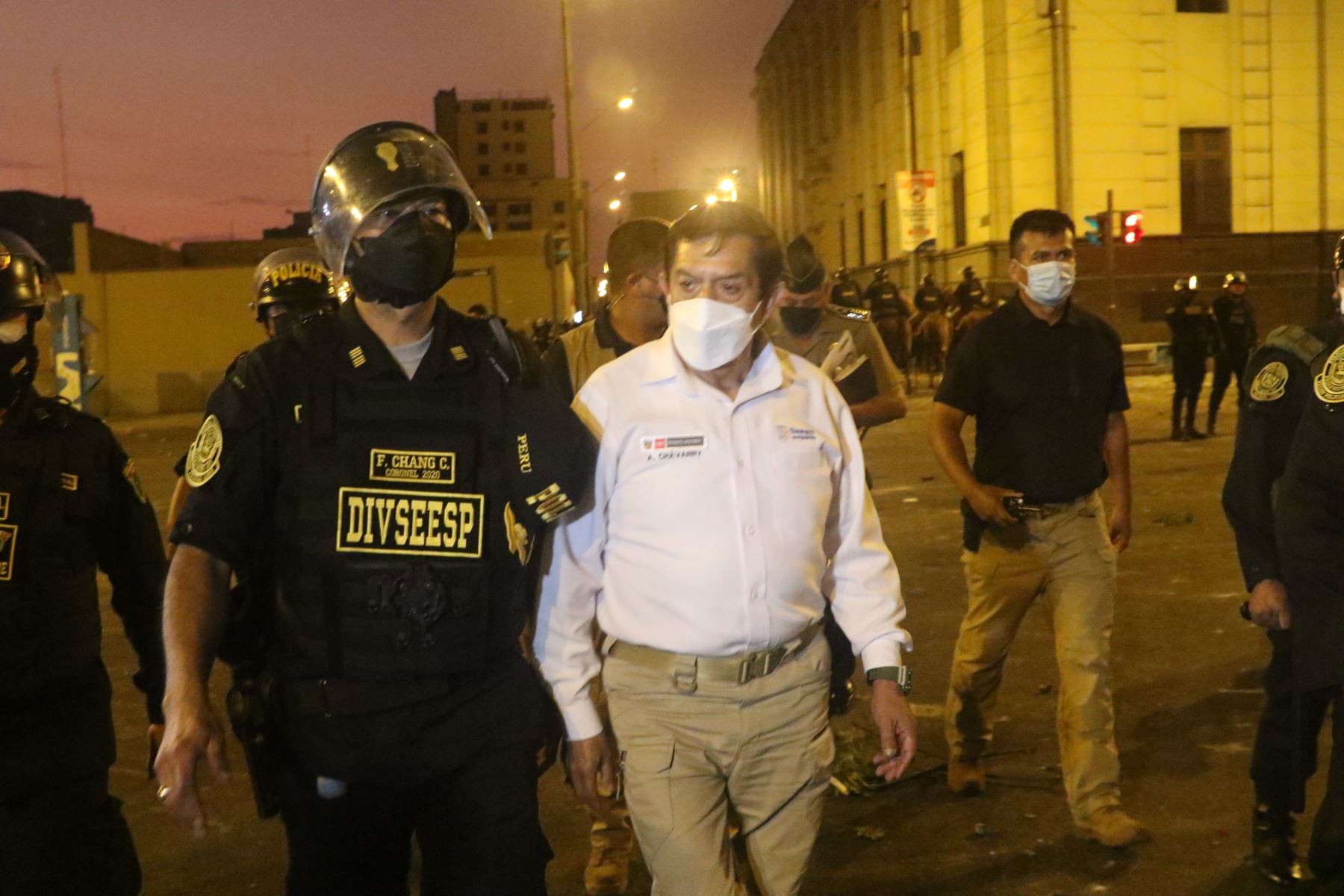 Marchas en centro de Lima dejan cuatro policías heridos