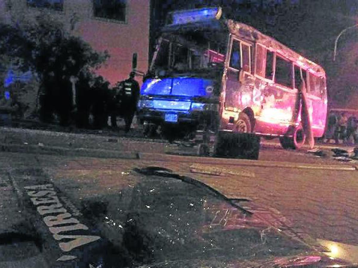 Choque entre custer y bus dejo casi 10 heridos