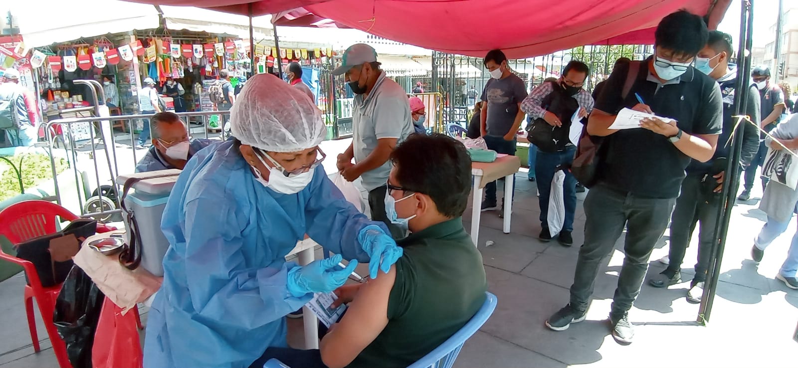 Desde hoy personas de mayores de 18 años deben tener tercera dosis COVID