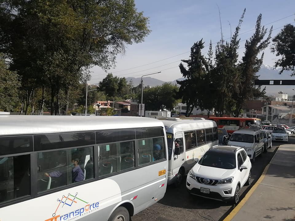 Gran congestión de tránsito generó inicio imprevisto de obras de saneamiento