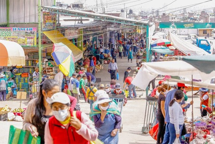 Descontrol por aumento de informales en plataforma comercial de Rio Seco