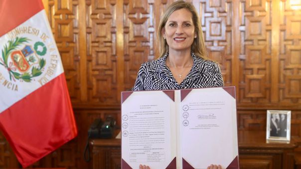 Presidenta del Congreso firma autógrafa que exonera IGV