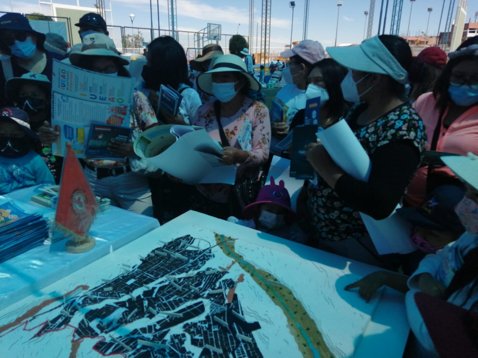 Población en feria informativa «Conociendo los Volcanes”