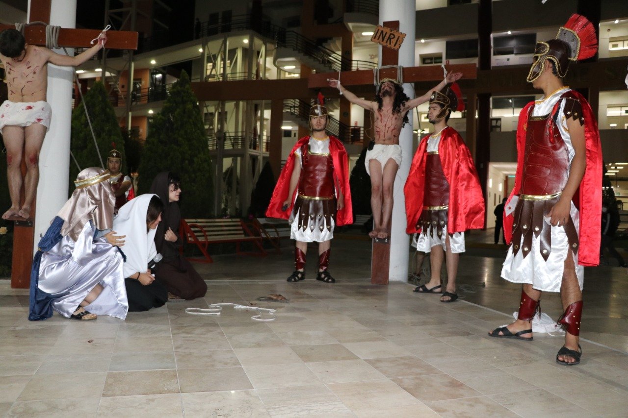 Vía Crucis fue representada por elenco de teatro de la UCSM