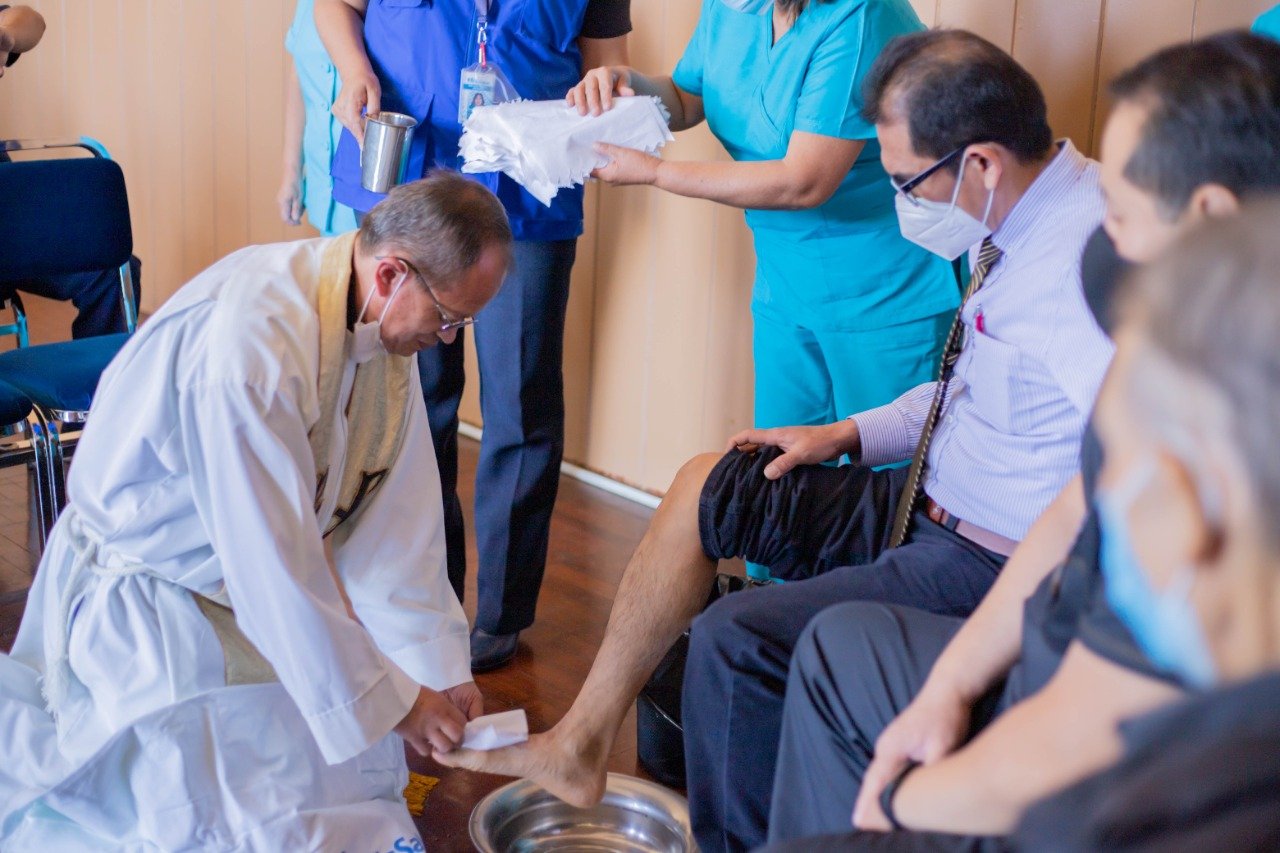 Essalud realiza lavado de pies a pacientes y trabajadores por Semana Santa