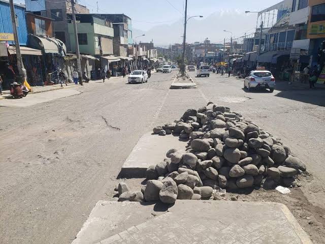 Continúan las quejas por la demora de asfaltado en la avenida Vidaurrázaga