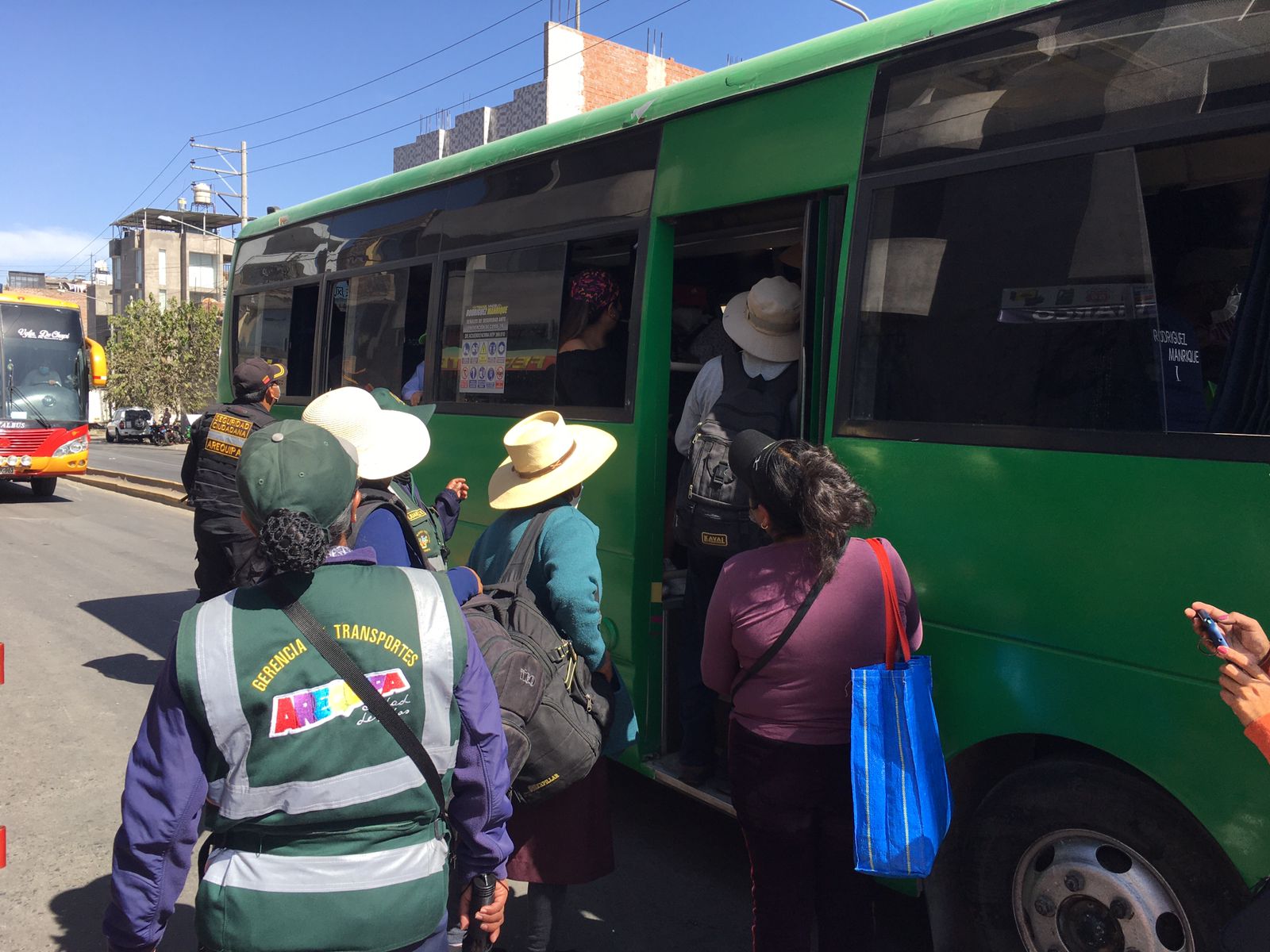 Más de 300 buses partieron rumbo al Santuario de Chapi