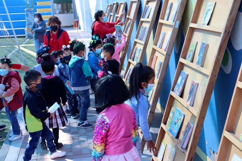 Promueven la lectura en jóvenes y niños con biblioteca itinerante